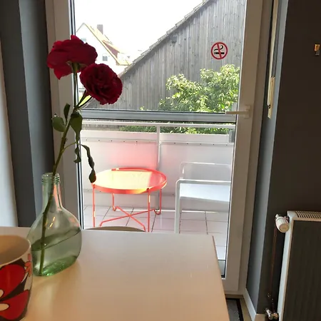 In Rot, Fraenkisches Design, Balkon In Nur 50 Schritten Zum Radweg, Ideal For Long Stay, Relocation